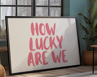 Lámina horizontal «¡Qué suerte tenemos!», Ilustración «¡Qué suerte tenemos!», Decoración rosa moderna para salón, Arte con cita inspiradora, Descarga digital