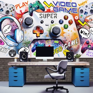 Op de afbeelding: Een gaming-thema muurschildering met een grote witte gamecontroller met kleurrijke accenten en de woorden "VIDEO GAME" en "SUPER". Het ontwerp bevat gamecontrollers, koptelefoons en tekstballonnen met zinnen als "PLAY" en "GG WP". Een bureau met een computer en luidsprekers staat voor de muurschildering.