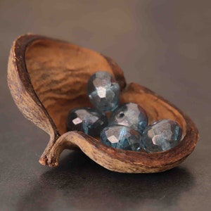 Perle di vetro ceco blu traslucido iridescente 16x10-2pz
