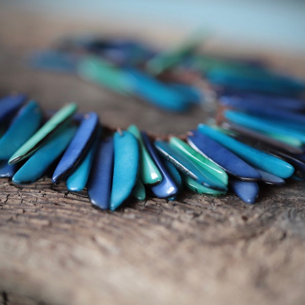 Collier Tagua bleu coulissant en lamelles tressées/ivoire végétal