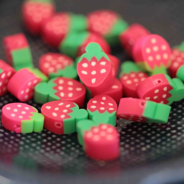 Perles fraise pâte polymère 10x10x4mm-4pcs /disponibles en 2 coloris