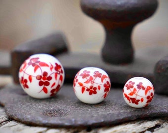Perles porcelaine rondes fleurs rouges sur fond blanc/ diamètres:8-10-12mmx4pcs/céramique