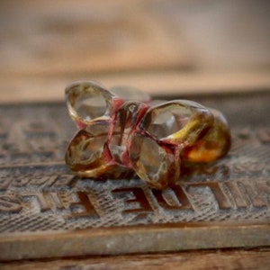 Perline a farfalla in vetro marrone traslucido/1,8x1,2 cm/vetro ceco/vetro boho
