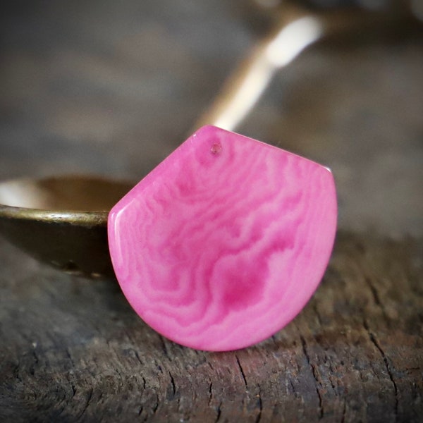 Perle éventail rose en Tagua/ivoire végétal /35x30x0,3mm