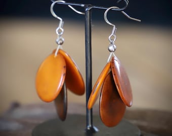 Aretes de tagua con 3 pétalos marrones/cierre de acero inoxidable/marfil vegetal