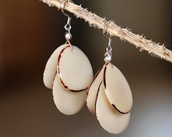 Boucles d’oreilles Tagua 3 pétales couleur naturelle/fermoir acier inoxydable / ivoire végétal