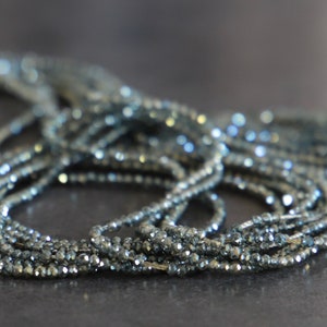 Perle di vetro sfaccettate verde grigio cangiante/2x1.5mm/foro 0.6mm/filo 37cm-circa 240 perline