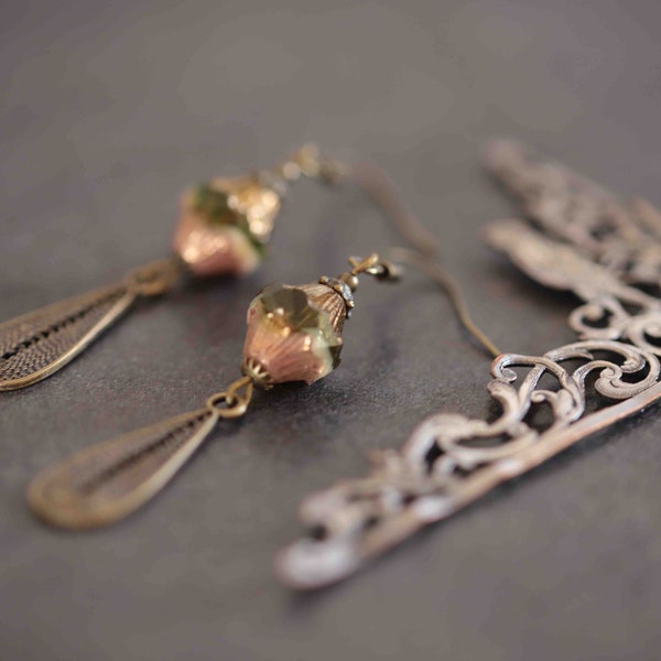 BOUCLES D'OREILLES verre de bohème tchèque vert et beige-perle filigranée en laiton