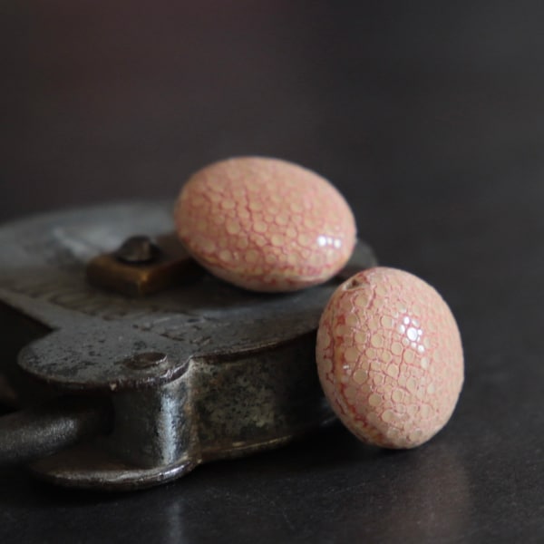 Salmon pink Galuchat leather bead/ray leather/diameters 17 and 25 mm