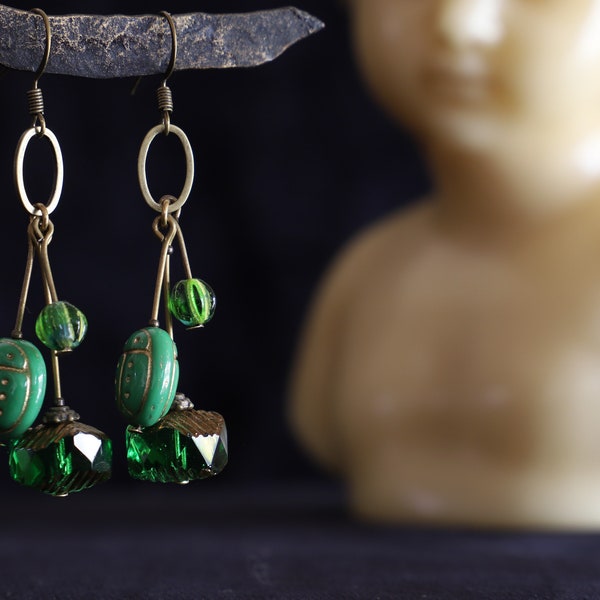 Boucles d’oreilles vertes en verre tchèque et métal couleur bronze