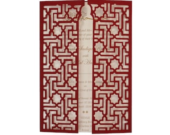 Könnte beinhalten: Burgunderfarbene, lasergeschnittene Hochzeitseinladung mit einem komplizierten geometrischen Design. Die Karte öffnet sich und zeigt einen Text in Gold und Schwarz. Die Einladung befindet sich auf weißem Hintergrund.