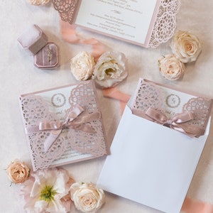 Elegante roze metallic trouwkaarten met enveloppen - lasergesneden bloemenuitnodigingskaarten, bedrukt of zelfgemaakt, bruiloft, verjaardag
