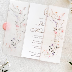 Puede incluir: Conjunto de invitación de boda con un diseño floral en rosa, morado y verde. La invitación es blanca con texto dorado e incluye los nombres "Rose" y "Michael". El conjunto incluye una superposición de vitela y un sello de cera rosa.