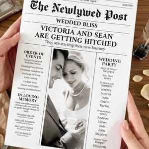 Könnte beinhalten: Eine schwarz-weiß Hochzeitszeitung mit dem Titel "The Newlywed Post", die die Hochzeit von Victoria und Sean ankündigt. Die Zeitung enthält die Reihenfolge der Ereignisse, die Hochzeitsgesellschaft und einen Abschnitt "In Loving Memory".