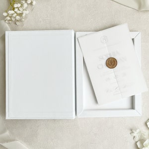 Witte fluwelen doos, luxe huwelijksuitnodiging, goudfolie monogram, gepersonaliseerde aandenkendoos, DIY-uitnodiging