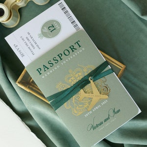 Invito di nozze di lusso con passaporto color verde salvia - Lamina d'oro e aereo inciso, destinazione e viaggio di nozze all'estero con carta d'imbarco