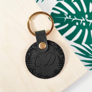 Personalized Round Vegan Leather Keychain, Custom Initials, Monogram with Wreath Engraving, Elegant Key Chain for Her, Eco Friendly Gift