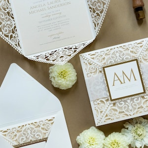 Monogramm-Bauchband-Creme-Platz Laser-Schnitt-Hochzeitseinladungen mit Creme-Einsatz und GoldGlitter personalisierte Initialen
