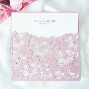 Elegante Blumen Tasche Spitze Misty Rose Hochzeitseinladungen mit Umschlägen DIY Einladungskarten Wedding Kit Laser Cut Set Square Karten