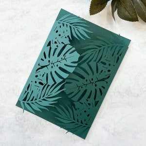 Couvertures tropicales d'invitation de feuille de Monstera Faire-parts vert foncé découpés au laser - mariage tropical, couvertures de mariage à l'étranger uniquement