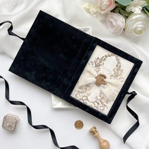 Zwart fluwelen doos, luxe huwelijksuitnodiging, goudfolie monogram, gepersonaliseerde aandenkendoos, goudfolie lakzegel