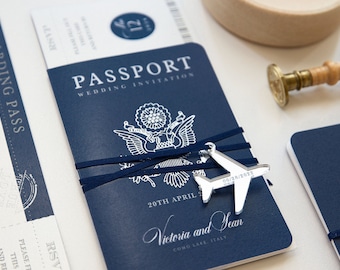 Invitación de boda azul marino con pasaporte, lámina plateada, avión grabado y tarjeta de embarque para una boda en el extranjero