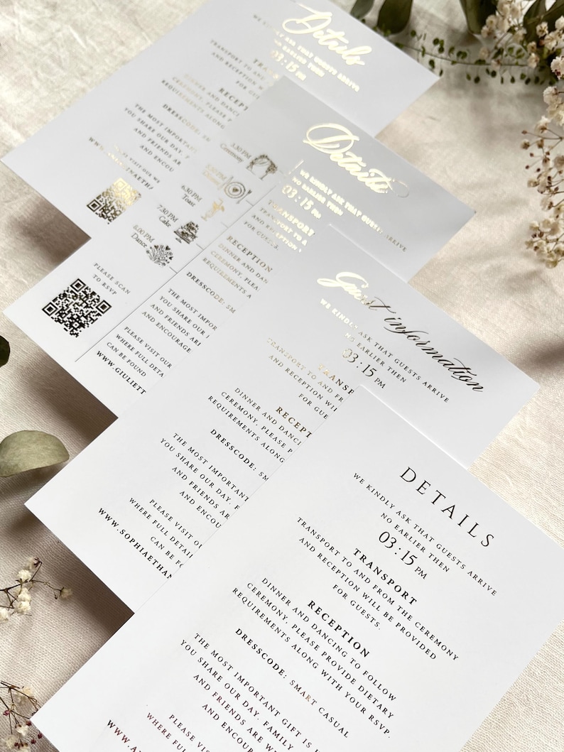 Puede incluir: Una pila de tarjetas de detalles de boda blancas con texto impreso en negro y detalles en l&aacute;mina de oro. Las tarjetas incluyen secciones para transporte, recepci&oacute;n y c&oacute;digo de vestimenta, junto con un c&oacute;digo QR y una URL de sitio web.