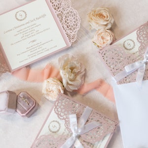 Kleine roze huwelijksuitnodigingen met enveloppen Lasergesneden roze mat elegante kanten set bedrukte insteek met wit lint