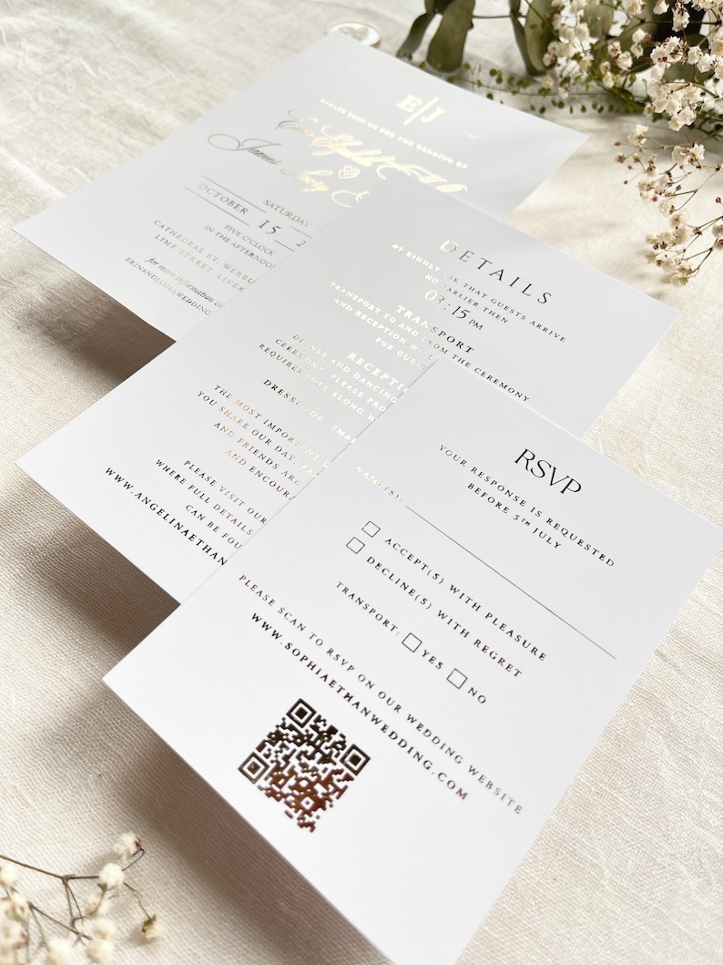 Puede incluir: Un conjunto de invitaciones de boda blancas con letras en l&aacute;mina dorada y un c&oacute;digo QR. El set incluye una tarjeta de invitaci&oacute;n principal con las iniciales E/J, una tarjeta de detalles y una tarjeta RSVP con casillas de verificaci&oacute;n.