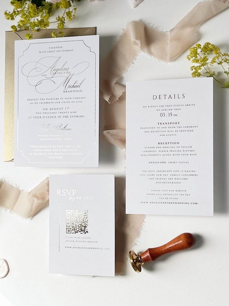 Puede incluir: Un juego de invitaciones de boda blancas que incluye una tarjeta principal, una tarjeta de detalles y una tarjeta RSVP con un c&oacute;digo QR plateado. El texto incluye los nombres Angelina y Michael Brandson, detalles del evento y una URL. Incluye un sello de cera.