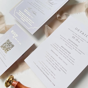 Puede incluir: Un conjunto de invitaciones de boda blancas con elegante tipograf&iacute;a negra serif y manuscrita. El set incluye una invitaci&oacute;n principal, una tarjeta de detalles con informaci&oacute;n de transporte y recepci&oacute;n, y una tarjeta RSVP con c&oacute;digo QR, junto a un sello de lacre de madera.