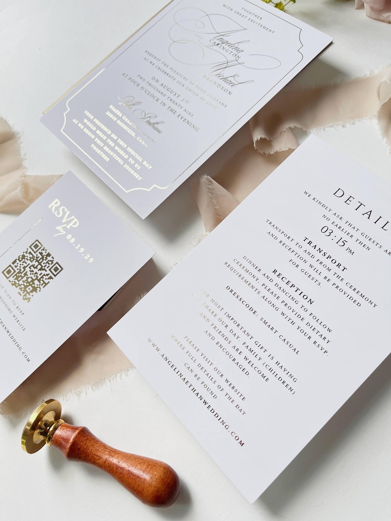 Puede incluir: Un conjunto de invitaciones de boda blancas con elegante tipograf&iacute;a negra serif y manuscrita. El set incluye una invitaci&oacute;n principal, una tarjeta de detalles con informaci&oacute;n de transporte y recepci&oacute;n, y una tarjeta RSVP con c&oacute;digo QR, junto a un sello de lacre de madera.