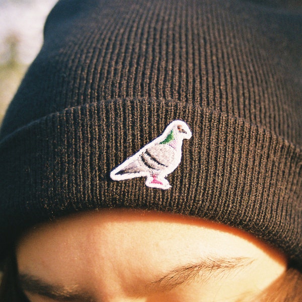 Patch pigeon brodé : c'est un accessoire parfait à ajouter sur des vestes et autres vêtements. C'est une miniature amusante et mignonne.