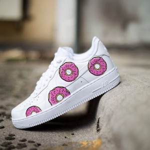 Nike Air Force 1 Custom, Air Force One, Chaussures Nike personnalisées, Air Force 1 peinte, baskets personnalisées, Doodle de luxe, chaussures AF1 Donuts, les Simpsons