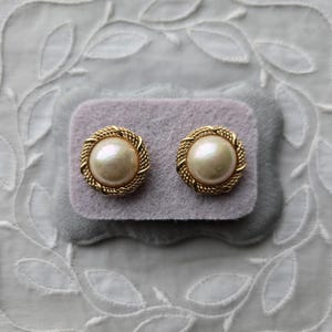 Posts: goudkleurige cabochon gedraaide pareloorbellen