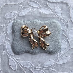 Brosche - Beatrix Jewellery Gold und klare Kristalle Schleifenbrosche