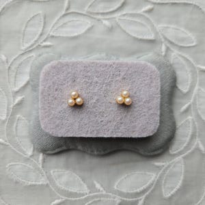 Posts - Tiny Pearl Cluster Stud Earrings