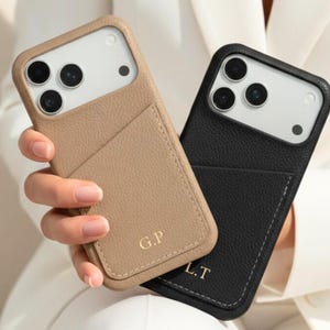 iPhone 17 Pro Max 16 15 14用パーソナライズレザーiPhoneケース、エンボス加工イニシャルiPhoneカバー用電話ケース、カスタムモノグラム電話カバー