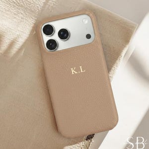 Gepersonaliseerde kiezelkleurige leren iPhone-hoes, aangepaste telefoonhoes voor iPhone 17 16 15 14 13, monogram gegraveerde initialen lederen telefoonhoes