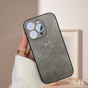 iPhone 16 15 14 13 Pro Max用カスタムiPhoneケース、モノグラムイニシャル彫刻、スエードレザーパーソナライズ電話ケース、彼女へのギフトアイデア