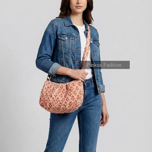 Handbedrukte gewatteerde katoenen crossbodytas: klein patchwork met bloemen, reizen en winkelen