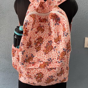 Grand sac à dos en coton matelassé, empreinte de la main, respectueux de l'environnement, voyage durable, vacances, plage, shopping, fait main, artiste, bohème, transporter
