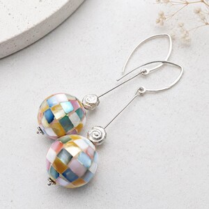 Boucles d'oreilles spirales en argent et nacre, faites main, style éternité, bijoux coquillage, argent sterling 925, boucles d'oreilles originales, bijoux de mariée, cadeau, mariage