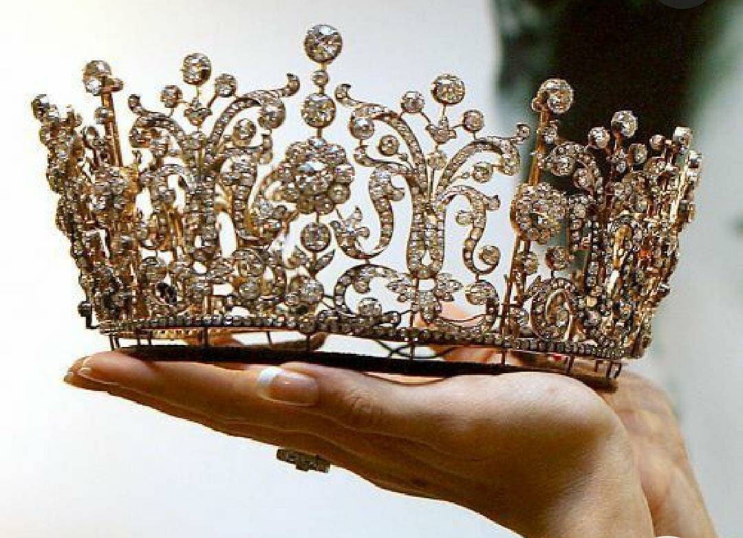 Gold crown with diamonds sale