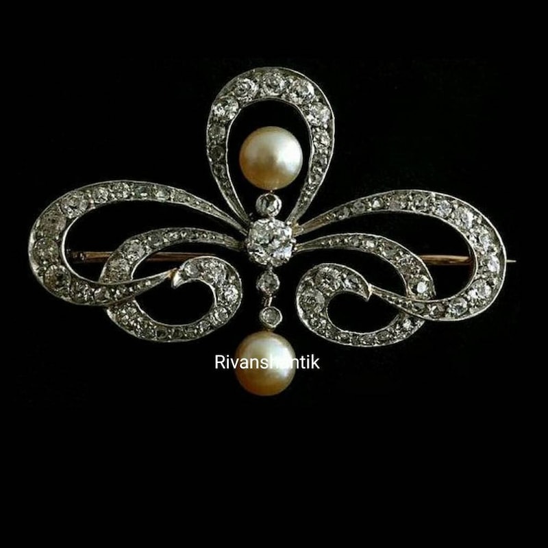 Pearl Sheild Brooch main image 1
