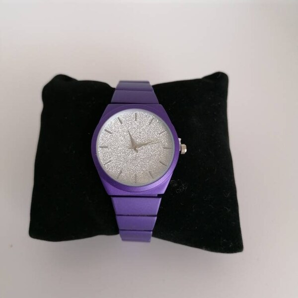 Montre bijou violet cadran pailletté et index en bâton