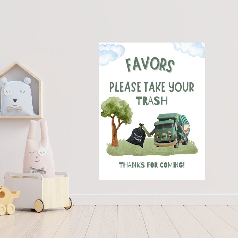 K&ouml;nnte beinhalten: Ein Schild im Aquarellstil mit dem Text "FAVORS PLEASE TAKE YOUR TRASH THANKS FOR COMING!". Das Schild zeigt einen gr&uuml;nen Cartoon-M&uuml;llwagen, einen Baum und einen schwarzen M&uuml;llsack. Blaue Wolken befinden sich oben.