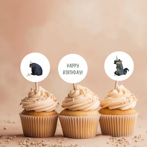 K&ouml;nnte beinhalten: Drei Cupcakes, die mit runden Toppern verziert sind, die einen B&auml;ren, einen Waschb&auml;ren und den Text "Happy Birthday!" zeigen. Die Topper sind wei&szlig; mit gr&uuml;nen Akzenten.