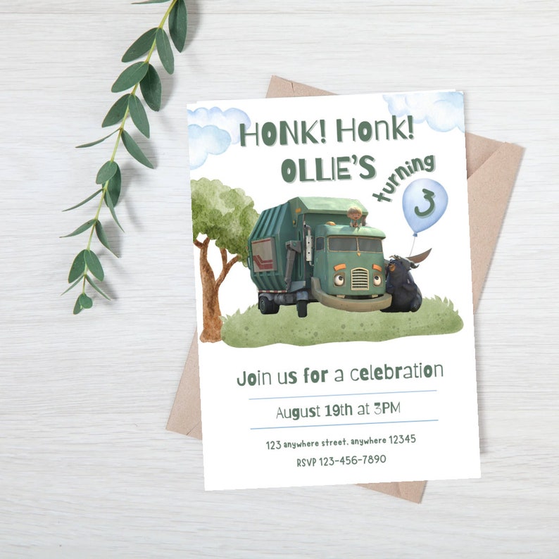 K&ouml;nnte beinhalten: Ein gr&uuml;ner und roter M&uuml;llwagen mit einem Comic-Gesicht und einer kleinen Figur oben drauf. Der Wagen ist von gr&uuml;nem Gras und einem blauen Himmel mit wei&szlig;en Wolken umgeben. Der Text "HONK! Honk! Ollie's turning 3" befindet sich oben im Bild. Der Text "Join us for a celebration August 19th at 3PM 123 anywhere street. anywhere 12345 RSVP 123-456-7890" befindet sich unten im Bild.