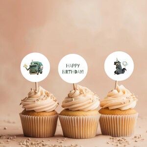 K&ouml;nnte beinhalten: Drei Cupcakes mit gr&uuml;nen und wei&szlig;en Toppern. Die Topper zeigen einen gr&uuml;nen M&uuml;llwagen, die Worte "Happy Birthday!" und einen Waschb&auml;ren mit einer Partym&uuml;tze.